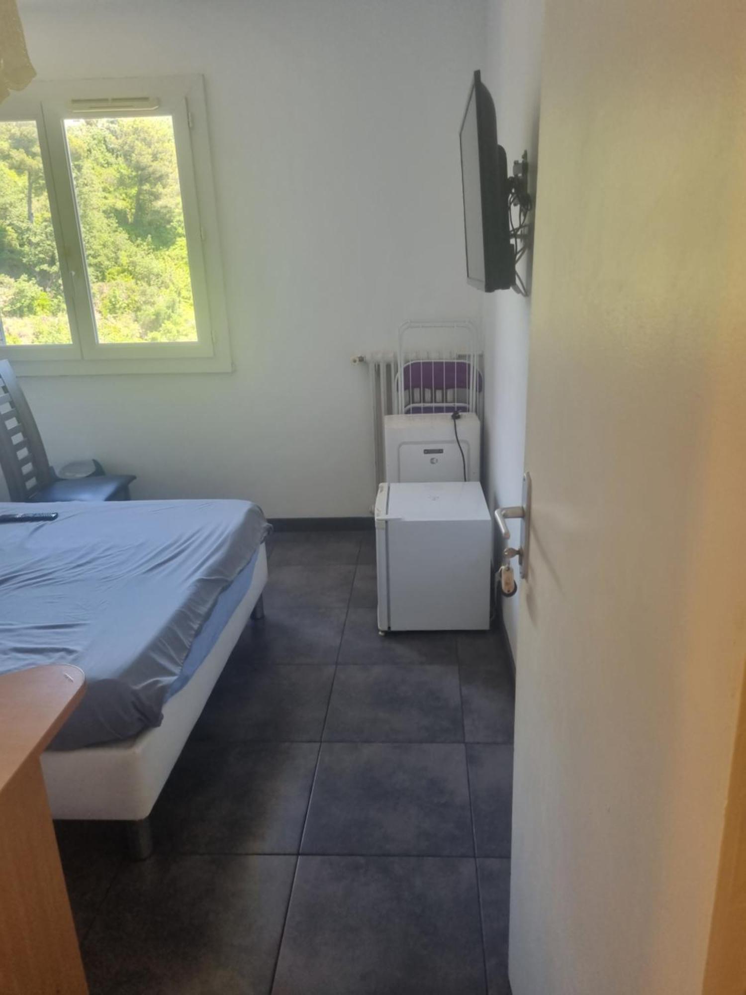 New Cheap Private Room, Kitchen , Overwieuw Sea,Tram On Spot, 12 Minutes From Nice Train Station With Tram , Beach In 17 Min Tram , Chambre Privee Pas Cher, Cuisine Equipee , Tram Sur Place, Apercu Mer, 12 Min De La Gare De Nice Avec Le Tram, 17 Min חדר תמונה